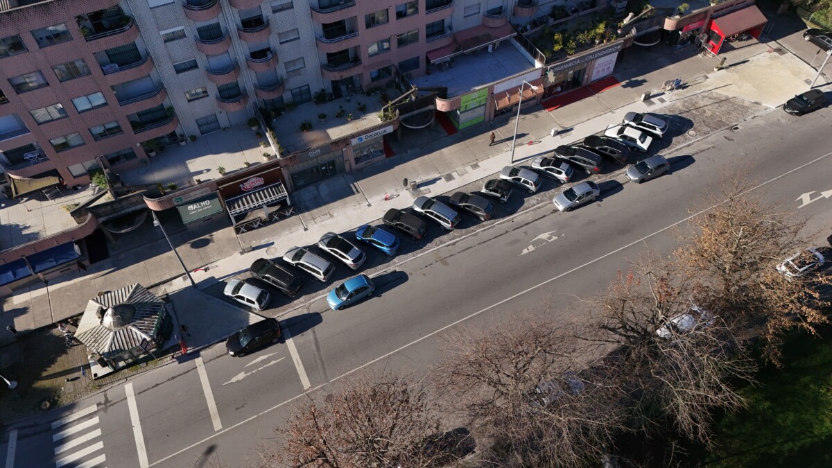 Av. de França: Zona de estacionamento junto à farmácia reaberta e requalificada