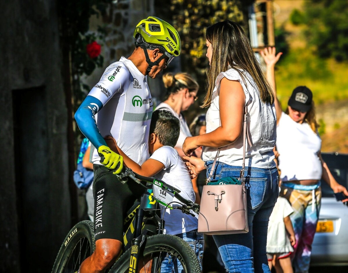Ciclista famalicense apela à segurança nas estradas após trágicos acidentes entre bicicletas e carros