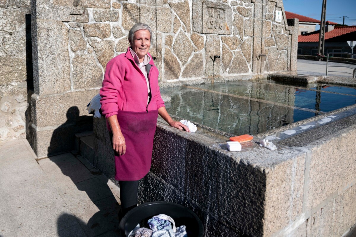 Tradições: Laurinda tem 71 anos e não dispensa o ritual de lavar a roupa no tanque da freguesia