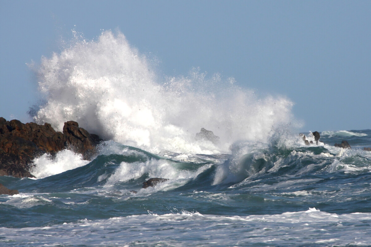 Afaste-se do Mar: Aviso vermelho com ondas que podem chegar aos 14 metros