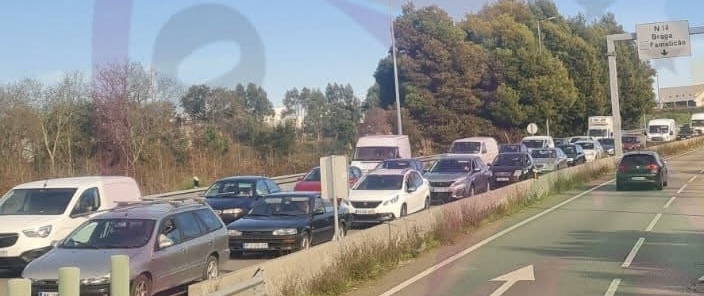 Famalicão: Colisão entre trotinete e carro “entope” variante e faz um ferido