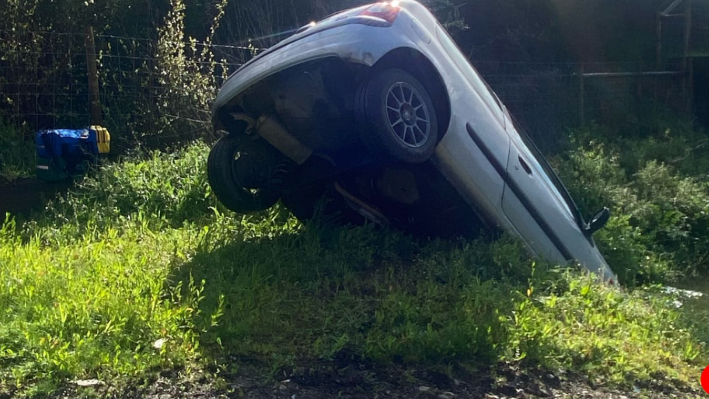 Carro de famalicense encontrado na Trofa "mergulhado" num ribeiro