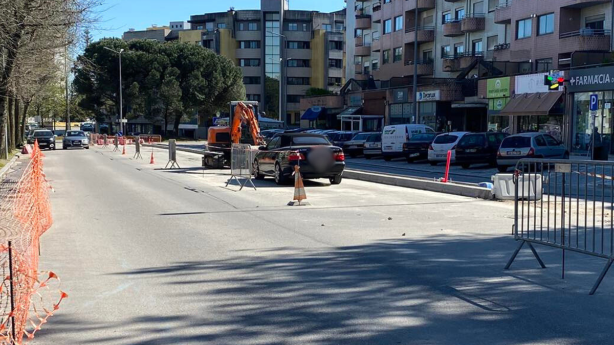 Famalicão: Estacionamento 'improvável' no meio da Av. de França e a poucos metros da PSP