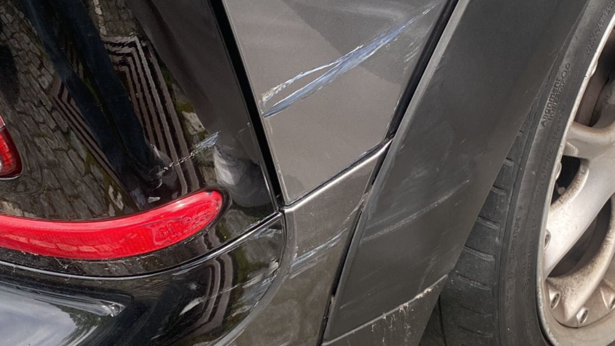 Condutor danifica carro estacionado e abandona local em Calendário