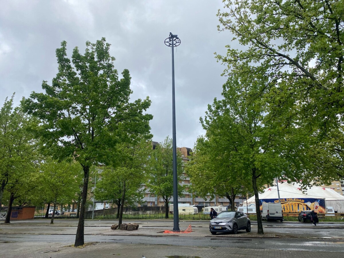 Famalicão: Autarquia já está a instalar torres de iluminação no campo da feira
