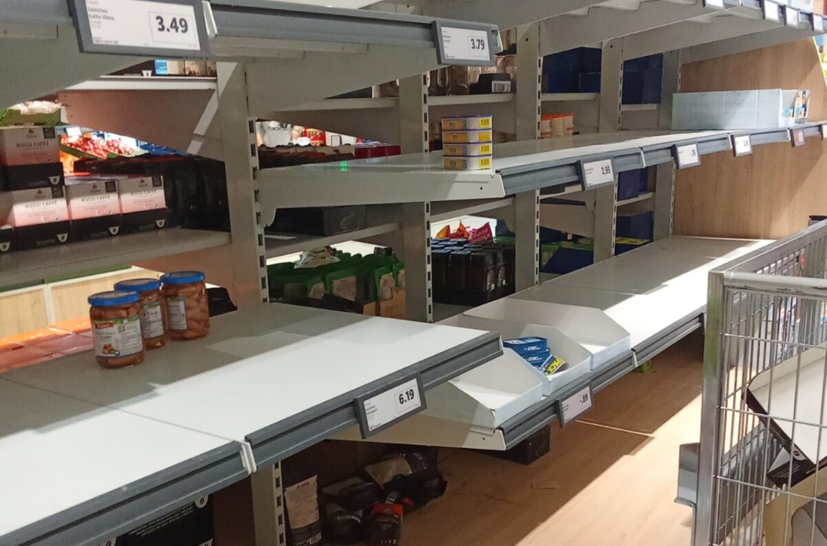 Portugueses tentam devolver produtos que compraram em excesso durante apagão