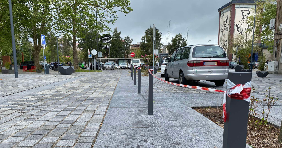 Famalicão: Autarquia instala barreiras para travar estacionamento abusivo junto à Praça D. Maria II