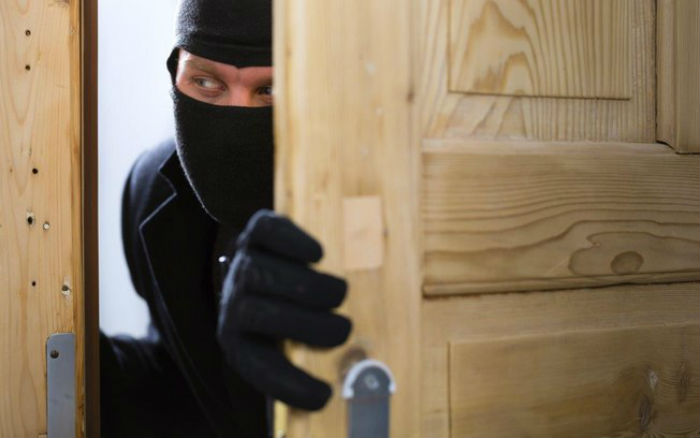 Santo Tirso: Dupla escala muro de casa, entra pelo 2º andar, ameaça dono e foge com 15 mil euros