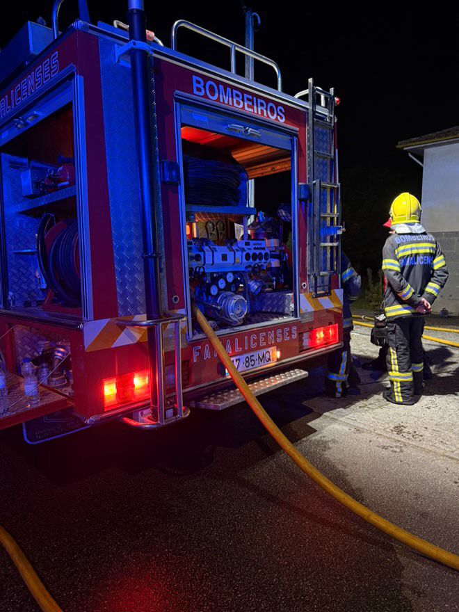 Famalicão: Bombeiros combatem fogo em casa em Vale S. Cosme