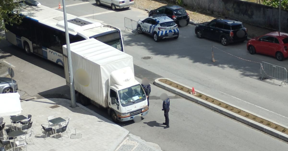 Famalicão: PSP tenta resolver caos no trânsito por carrinha mal estacionada