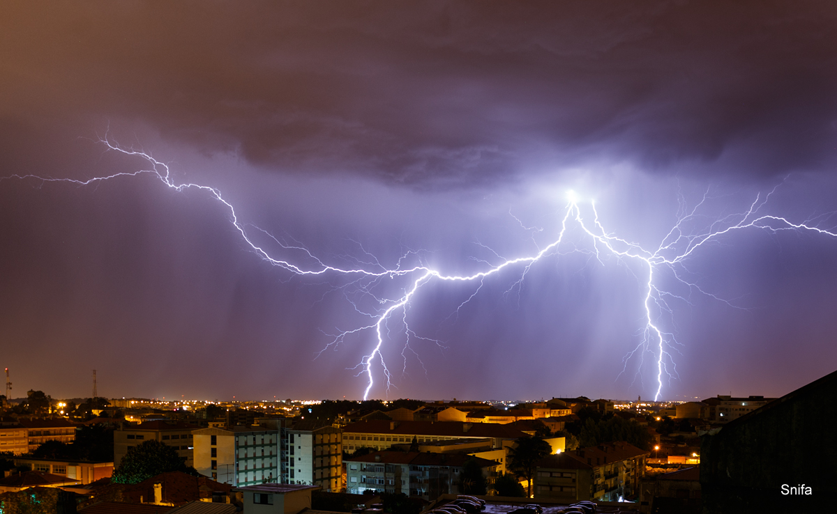 Chuva forte e trovoada na região: IPMA emite avisos para o final da tarde de hoje