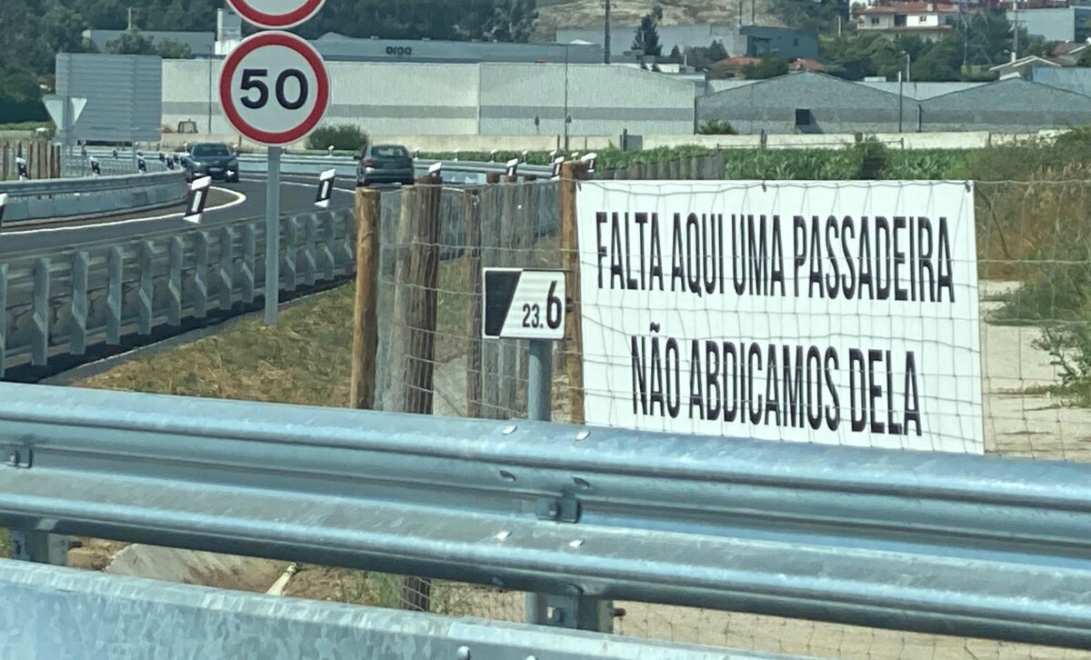 “Falta aqui uma passadeira”: Faixas de protesto colocadas na nova variante em Famalicão