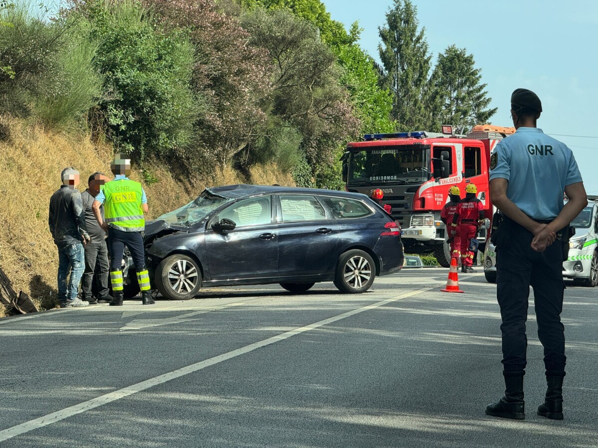 Famalicão: Três mulheres feridas em despiste com colisão e capotamento (N14)