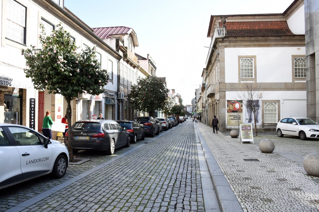 Alterações no estacionamento em Famalicão: Rua Adriano Pinto Basto e Sto António vão ter sensores