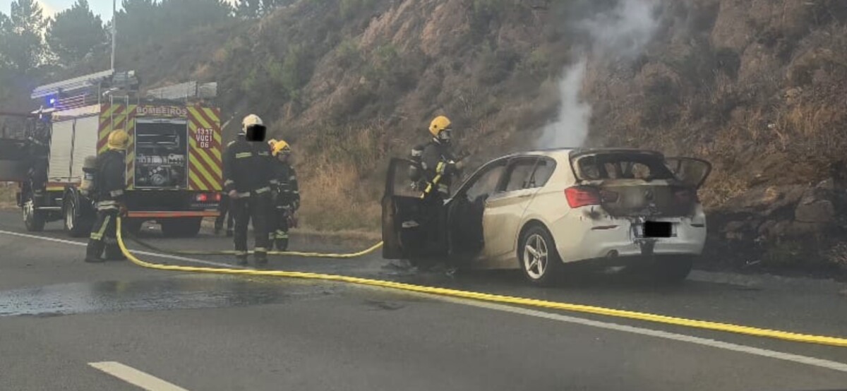 Carro arde na A3 ( sentido Santo Tirso - Famalicão )
