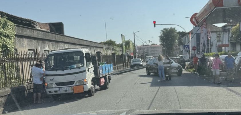 Famalicão: Viatura colide contra poste que é derrubado e atinge outro carro (Delães)