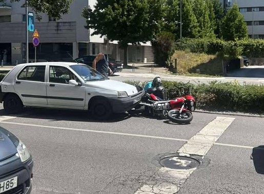 Famalicão: Motociclista derrubado por carro no centro da cidade