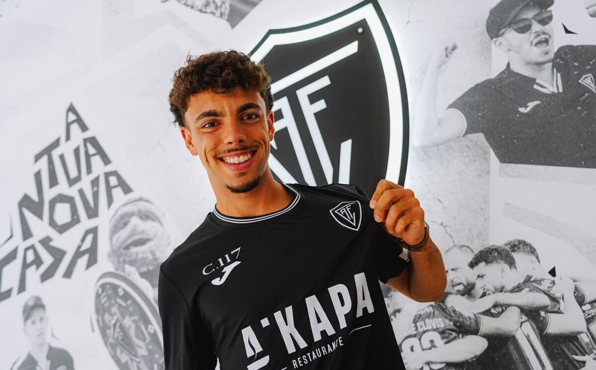 Famalicão: Daniel Carrasco assina contrato profissional com o Académico de Viseu