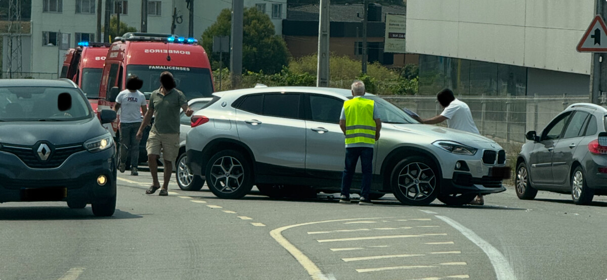 Famalicão: Um ferido em colisão entre veículos na Av. do Brasil
