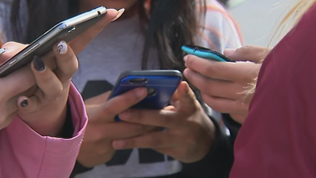 Governo admite que proibição de telemóveis nas escolas possa ser alargada e ir até ao 9º ano