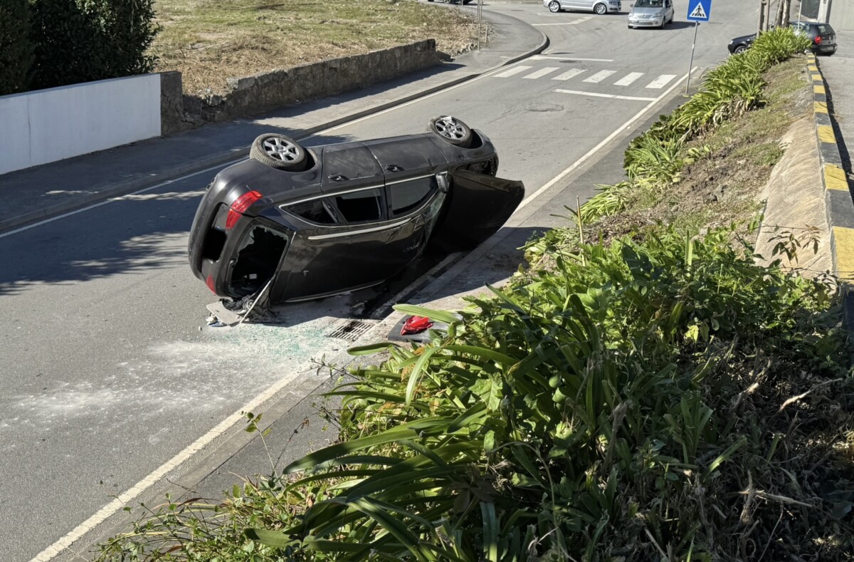 Famalicão: Carro capotado à saída do supermercado
