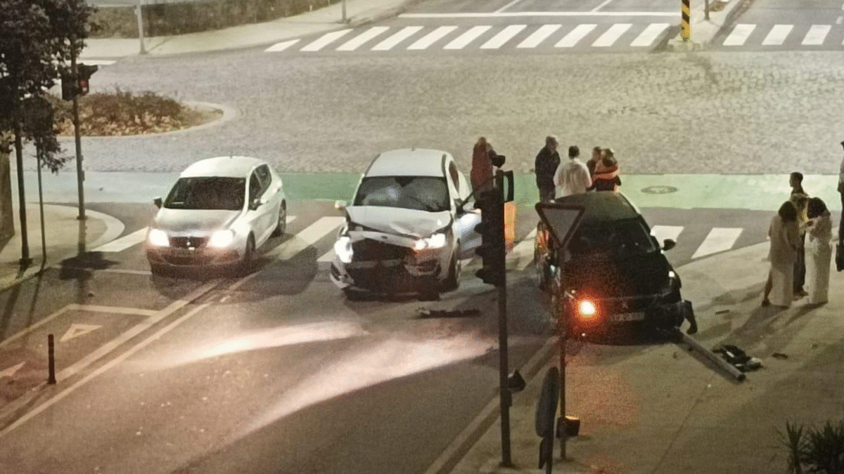 Famalicão: Colisão entre carros nas proximidades da PSP termina com semáforo derrubado