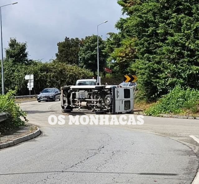 Famalicão: Carrinha entra em despiste e fica tombada (Esmeriz)