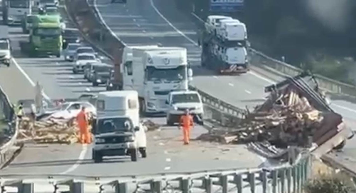 Famalicão: Camião carregado de lenha despista-se na A3 e condiciona o trânsito