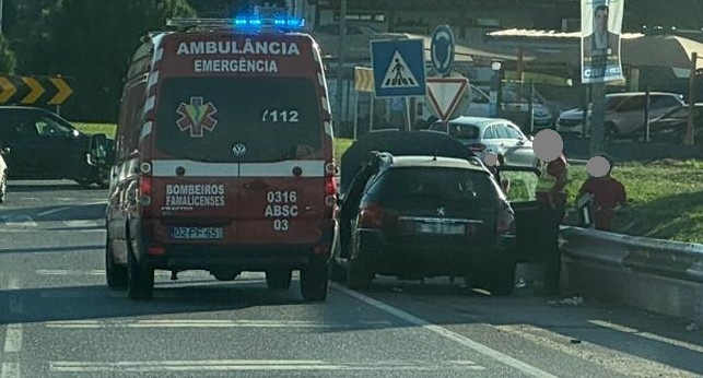 Famalicão: Carro parado horas na berma da variante escondia casal embriagado que fazia uma "sesta"