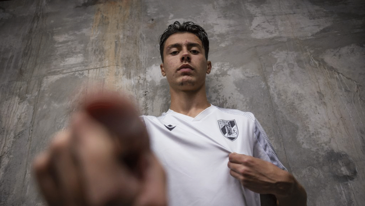 Famalicão: Ismail assina contrato profissional com o Vitória e é chamado por Marrocos