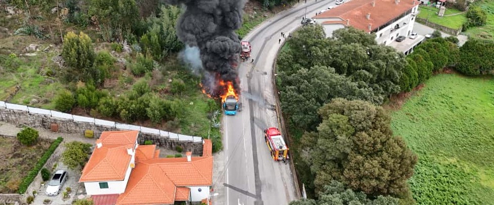 Famalicão: Autocarro arde totalmente na N206 em Requião