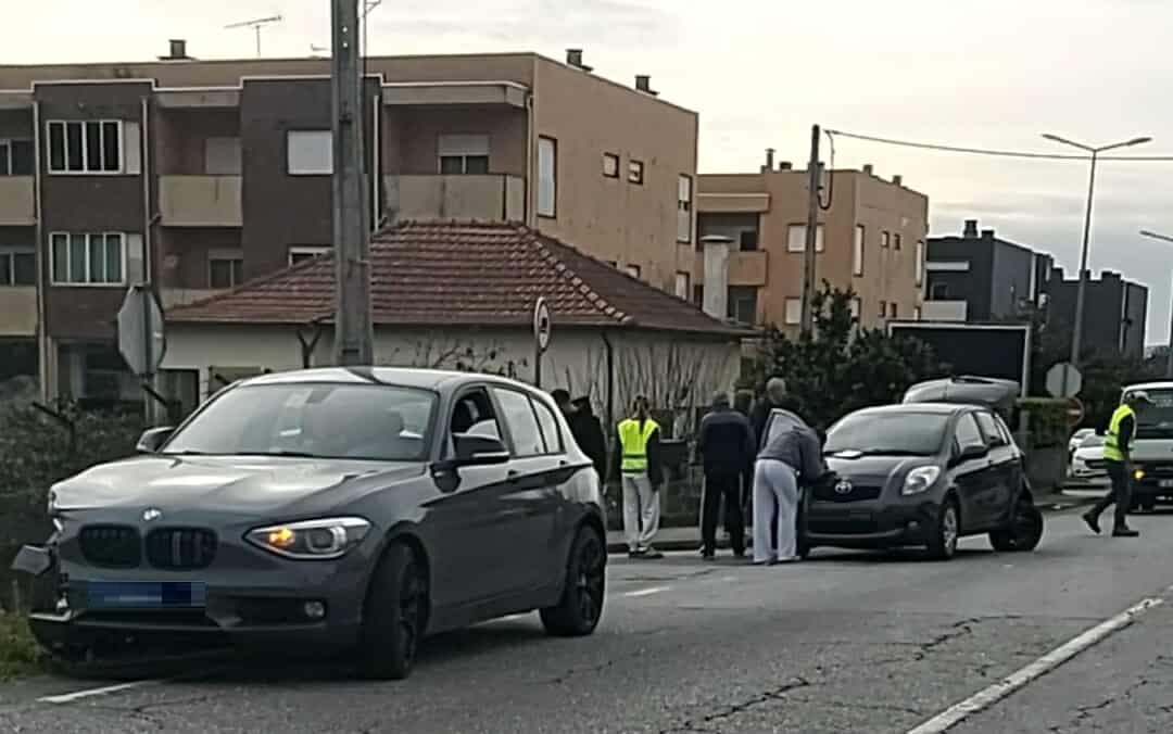 Famalicão: Colisão entre duas viaturas na N206 em Gavião