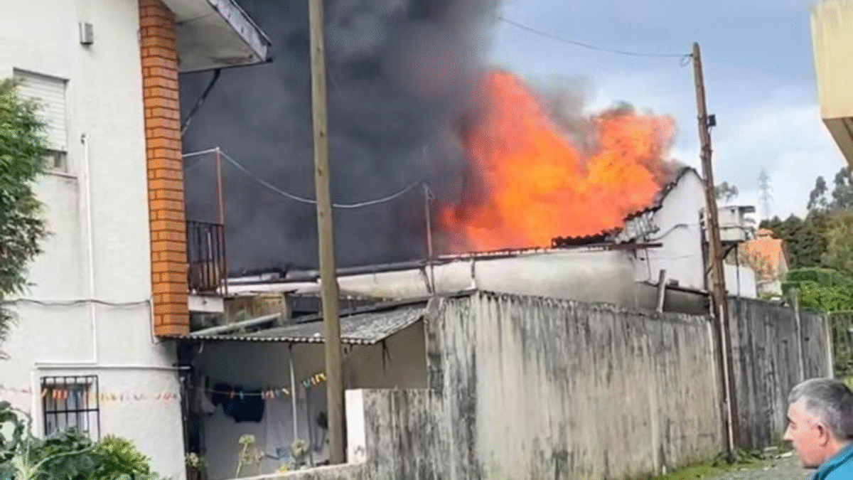 Famalicão: Oficina totalmente destruída por incêndio, chamas estiveram muito perto da casa vizinha