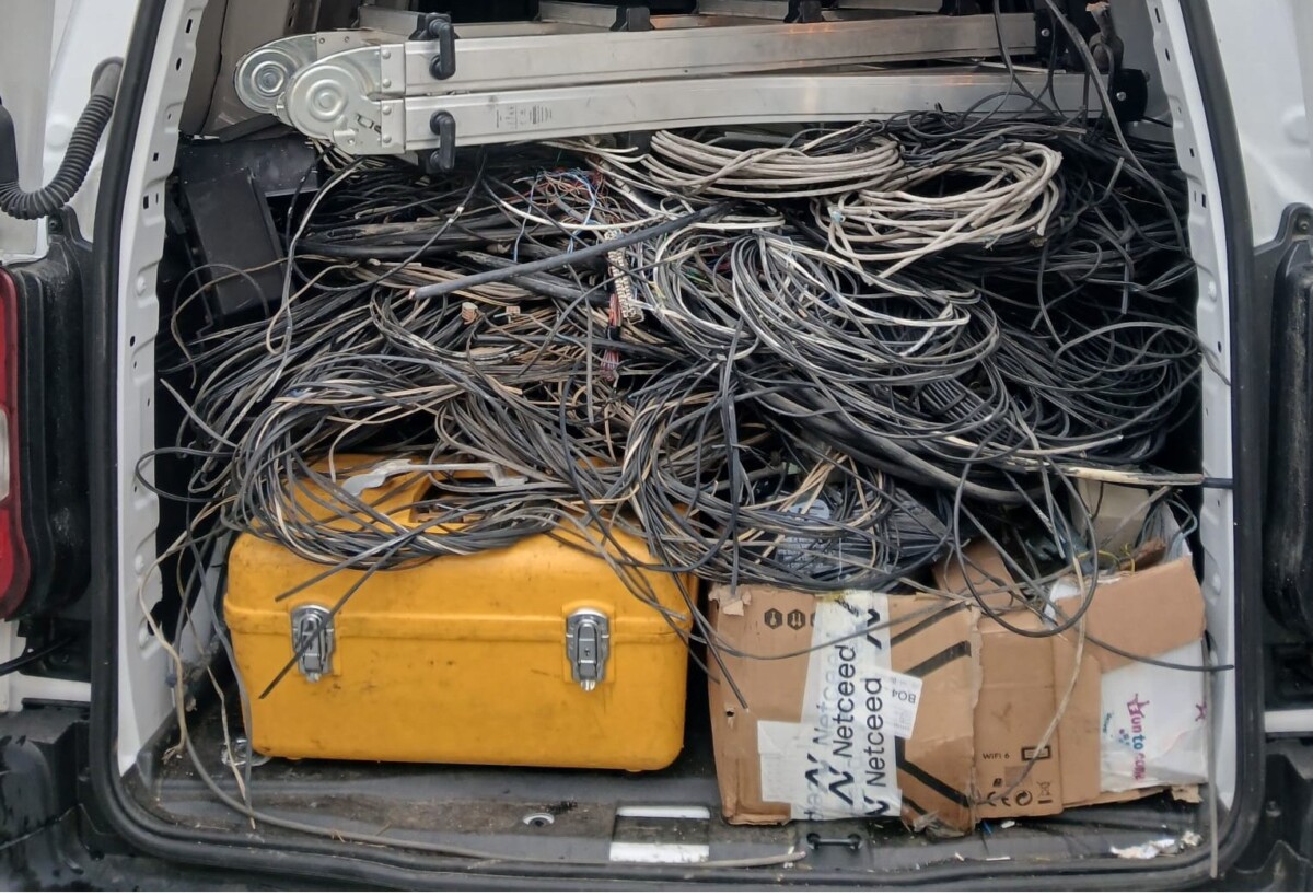 Famalicão: Remoção de cabos no centro da cidade enche carrinhas de fios que "não serviam para nada"