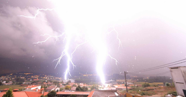 Madrugada de muita chuva, trovoada e granizo
