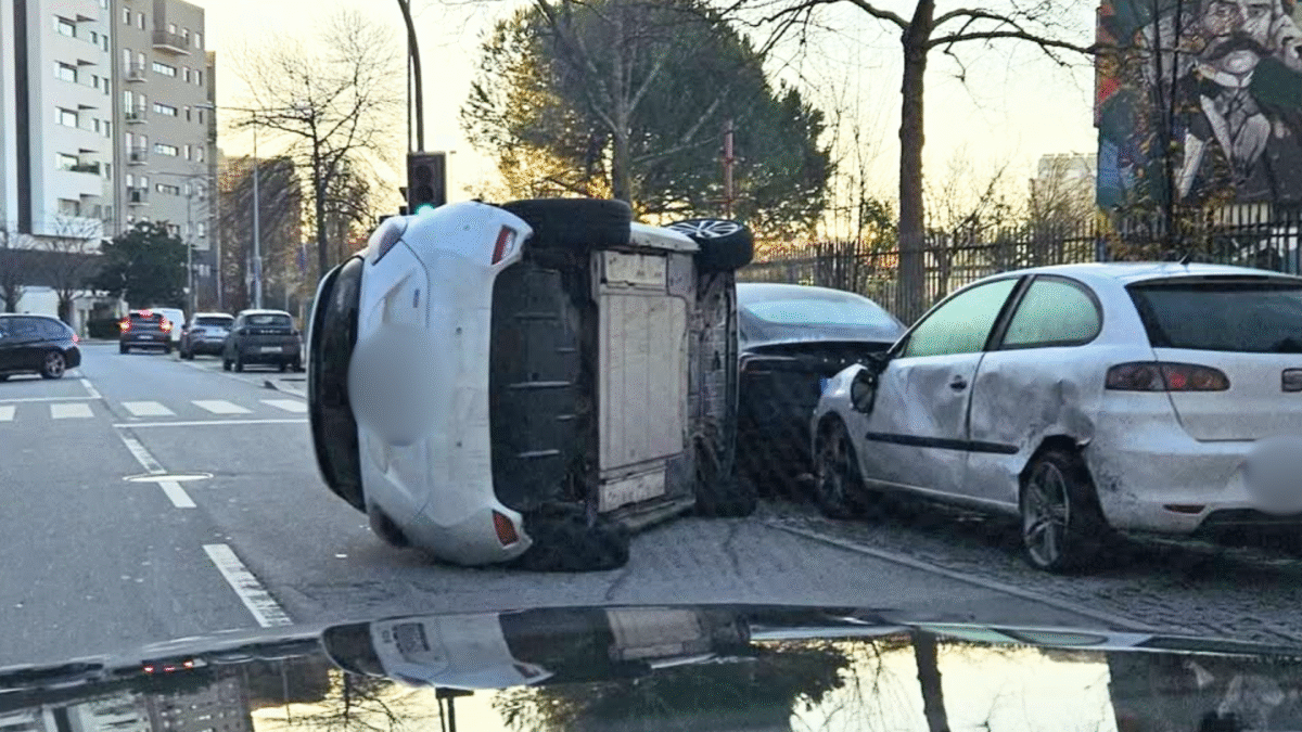 Famalicão: Carro entra em despiste, embate em duas viaturas estacionadas e fica tombado