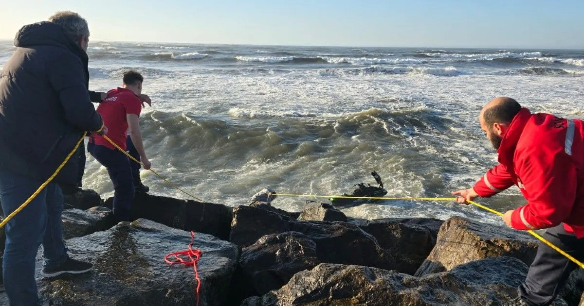 Homem é resgatado do mar de Esponsende depois de decidir entrar de mota de água
