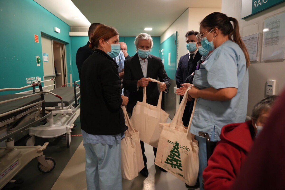 Mário Passos visita hospitais de Famalicão e Riba d'Ave na véspera de natal