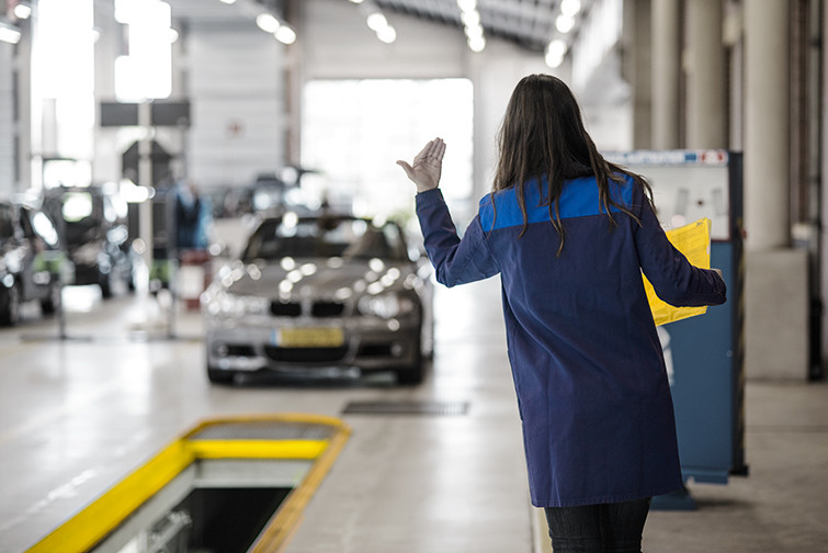 A partir de hoje, fazer a inspeção ao carro fica mais caro