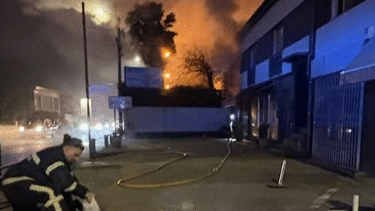Famalicão: Fogo destrói moradia e faz estragos em loja na freguesia de Pousada de Saramagos