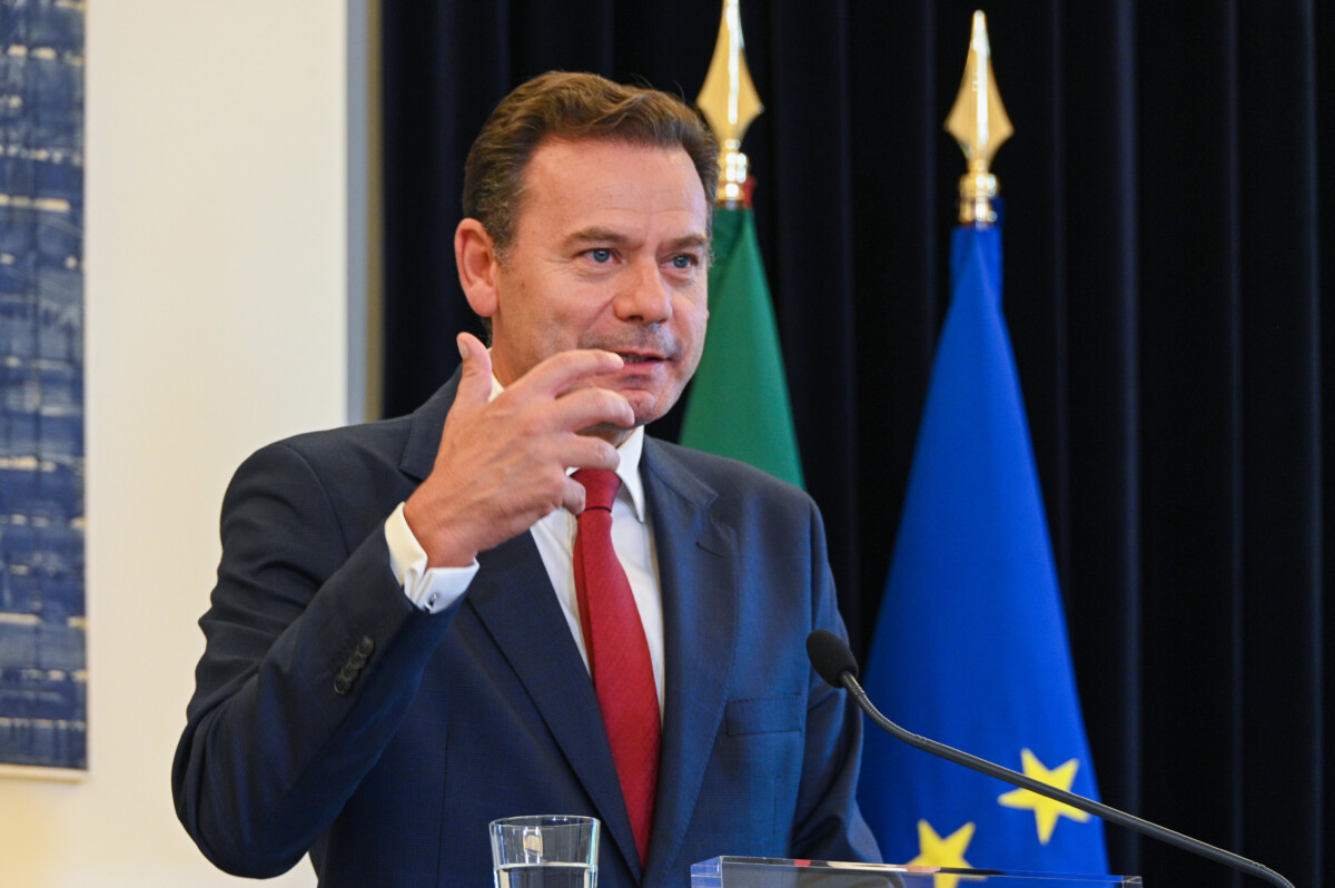 "Tempos de espera nas urgências são os mais baixos dos últimos cinco anos", revelou Luís Montenegro